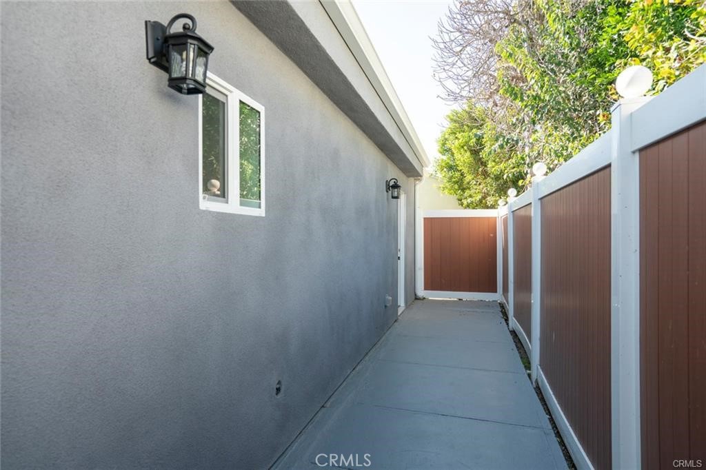 https://media.crmls.org/medias/5b1c1996-dad8-485d-a22a-4850c1f008eb.jpg?preset=X-Large