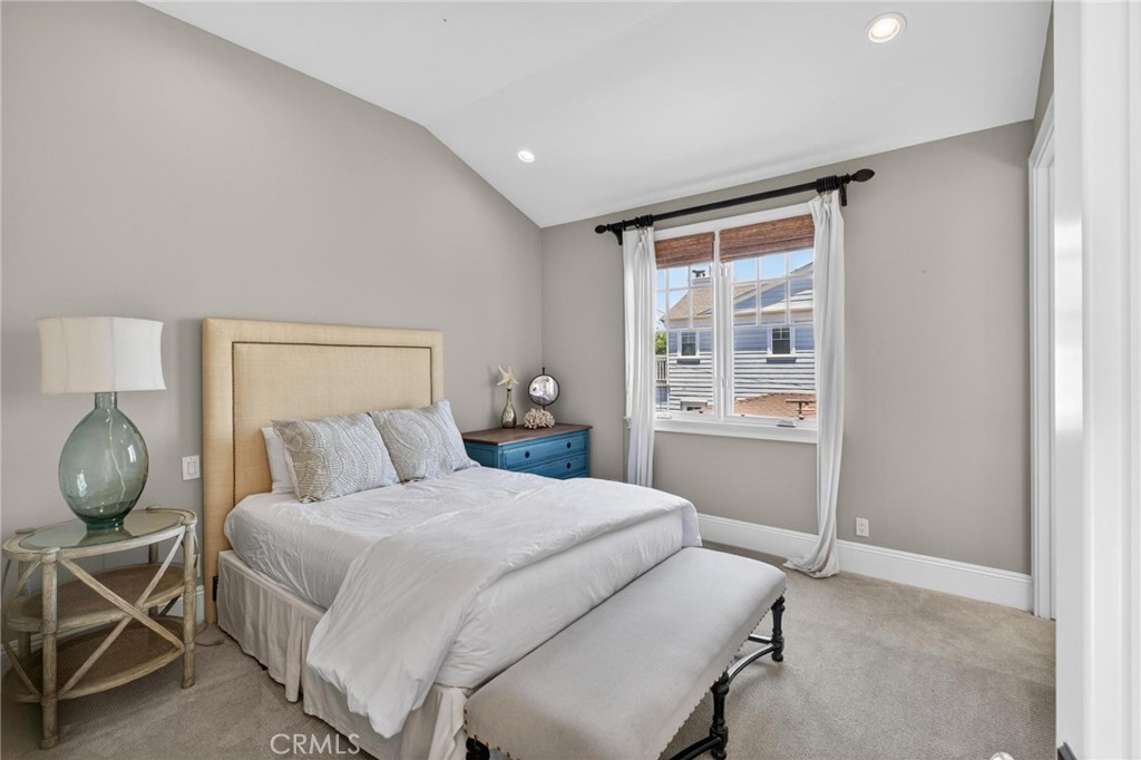 https://media.crmls.org/medias/5b1c63db-5737-405e-a5c2-e9098af0dc50.jpg?preset=X-Large