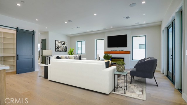 Detail Gallery Image 14 of 68 For 6250 Lindley Ave, Encino,  CA 91316 - 4 Beds | 3/1 Baths