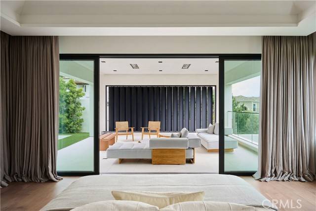 101 N Poinsettia Avenue, Manhattan Beach CA: https://media.crmls.org/medias/5b1ee7d6-e0a1-4668-9a50-fd4332c3c321.jpg