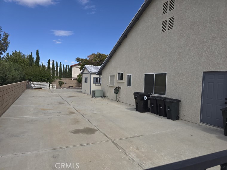 https://media.crmls.org/medias/5b22b81e-1e68-47a9-8465-48334f2c8392.jpg?preset=X-Large