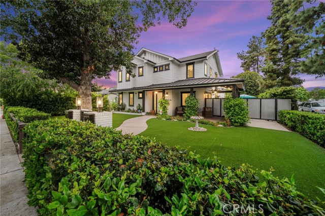 Detail Gallery Image 3 of 4 For 2601 W Chandler Bld, Burbank,  CA 91505 - 4 Beds | 3 Baths