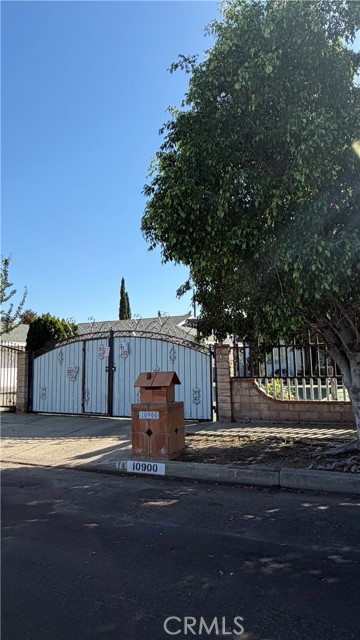 Detail Gallery Image 3 of 32 For 10900 Goss, Sun Valley,  CA 91352 - 4 Beds | 2 Baths