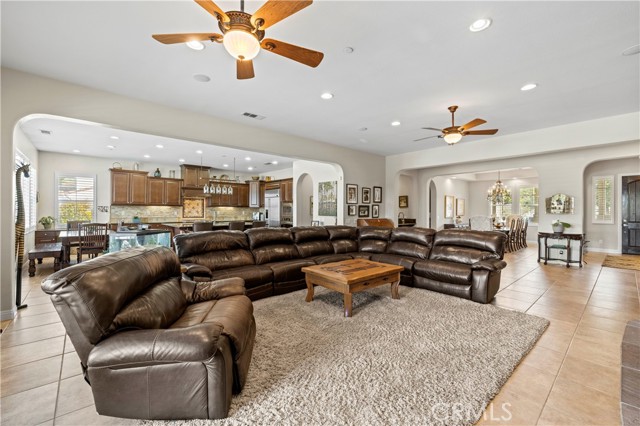 Detail Gallery Image 15 of 68 For 15905 Mandalay Rd, Canyon Country,  CA 91387 - 4 Beds | 3/1 Baths