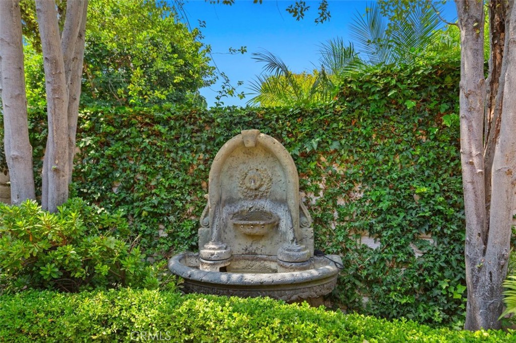 https://media.crmls.org/medias/5b29c2d6-9480-47e5-8992-f2b786a1845d.jpg?preset=X-Large