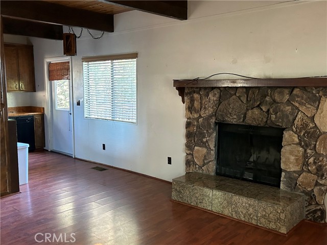 Detail Gallery Image 2 of 11 For 31663 Hilltop Dr, Running Springs,  CA 92382 - 2 Beds | 1/1 Baths