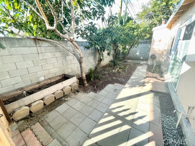 https://media.crmls.org/medias/5b2b215a-44f4-47a3-9d1a-fe54e55df73c.jpg?preset=X-Large