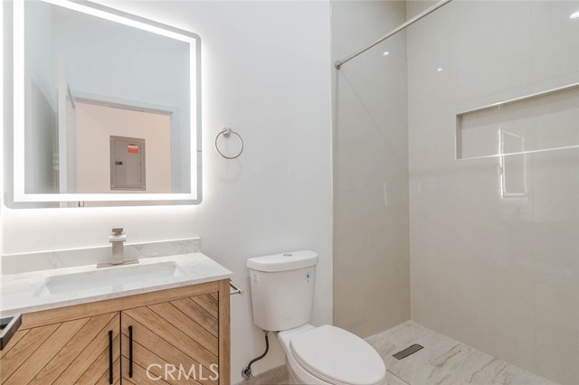 Detail Gallery Image 10 of 18 For 6852 Ranchito Ave, Van Nuys,  CA 91405 - 2 Beds | 2 Baths