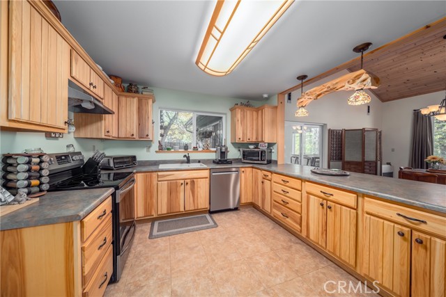 14274 Regina Way, Cobb CA: https://media.crmls.org/medias/5b31d07b-ee5a-4e3a-8a96-6be39e07c241.jpg