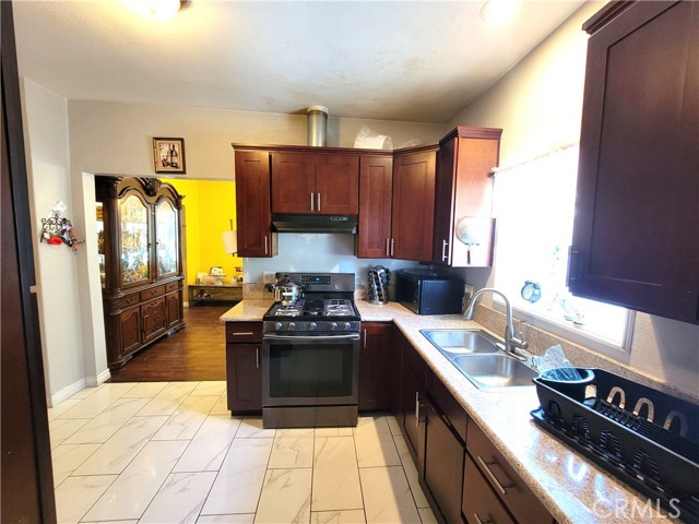 Detail Gallery Image 11 of 24 For 1265 W Mission Bld, Pomona,  CA 91766 - 3 Beds | 2 Baths