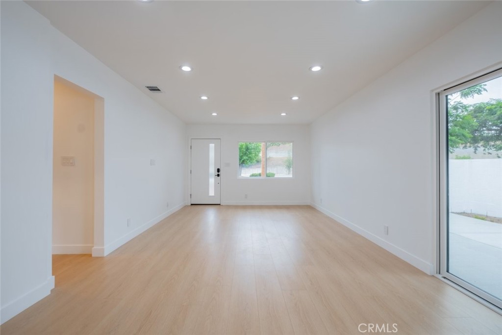 https://media.crmls.org/medias/5b353b19-1ca4-4ba2-833b-e883caee29e4.jpg?preset=X-Large