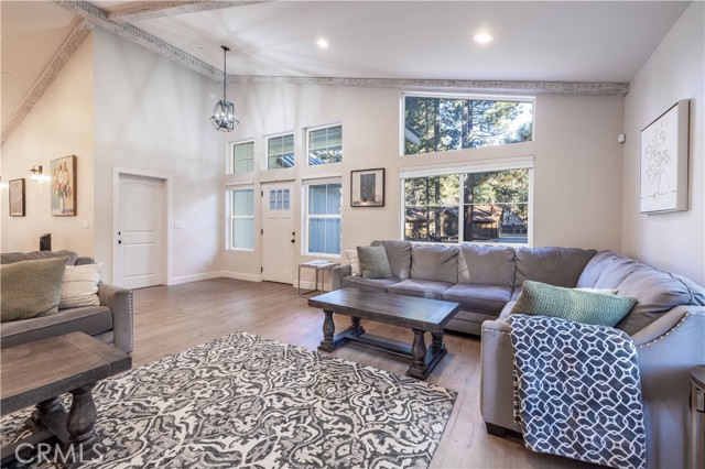 Detail Gallery Image 5 of 33 For 374 Mountainaire Ln, Big Bear Lake,  CA 92315 - 4 Beds | 3 Baths