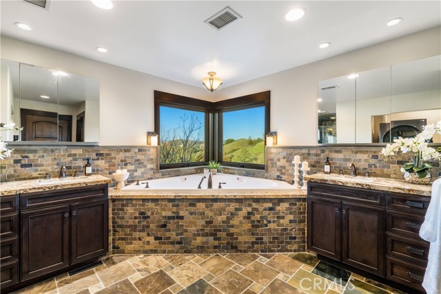 Detail Gallery Image 32 of 65 For 29732 Arroyo Oak Ln, Castaic,  CA 91384 - 5 Beds | 5 Baths