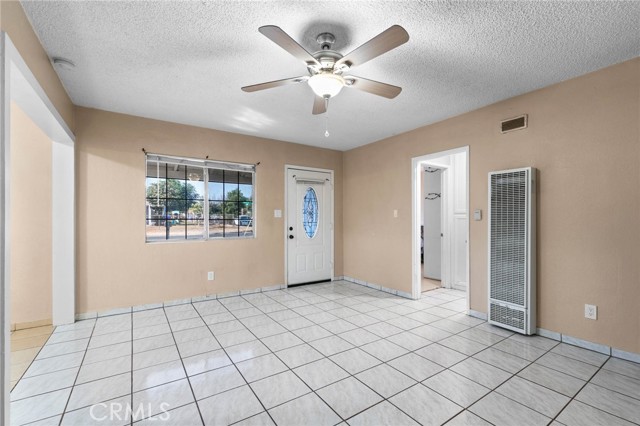 14935 Hibiscus Avenue, Fontana CA: https://media.crmls.org/medias/5b40fc5d-c2b2-4dda-ba9b-252063c9aa06.jpg