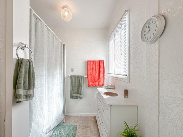 3915 E 11th Street, Long Beach CA: https://media.crmls.org/medias/5b4131eb-26c9-471c-a8fd-6e60fa9a02ab.jpg