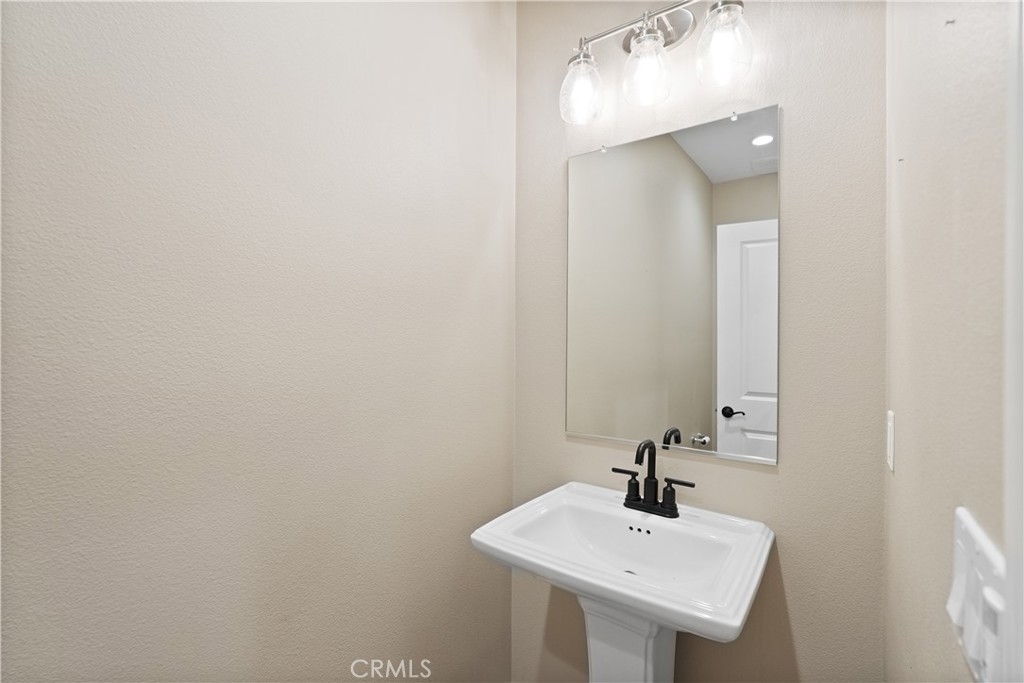 https://media.crmls.org/medias/5b42942d-b1f9-4d75-bc02-6fd00ddcc36b.jpg?preset=X-Large