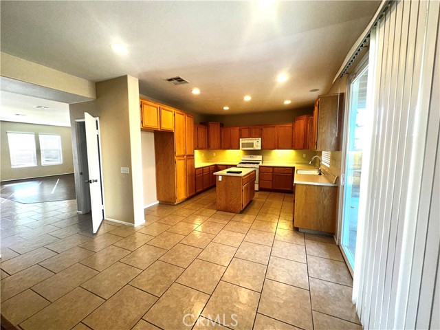 Detail Gallery Image 6 of 20 For 13168 Dixon, Victorville,  CA 92392 - 5 Beds | 3 Baths