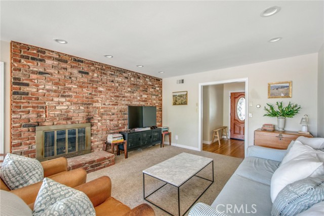1951 Aliso Avenue, Costa Mesa CA: https://media.crmls.org/medias/5b442745-5352-449f-9d74-9acc2e5c1c32.jpg