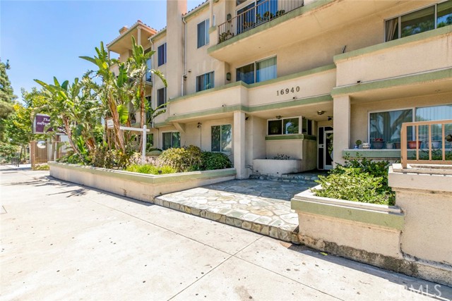 16940 Chatsworth Street, Granada Hills CA: https://media.crmls.org/medias/5b447f79-b6e4-4788-9e57-2e7011ad71a7.jpg