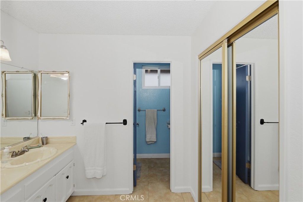 https://media.crmls.org/medias/5b45fe47-4641-4a40-89f3-d21f868e6a7b.jpg?preset=X-Large
