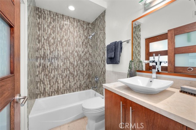 36 15th Street, Hermosa Beach CA: https://media.crmls.org/medias/5b469f71-458d-4a72-9364-f372bf3596a0.jpg