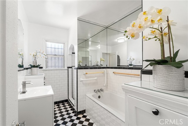 Detail Gallery Image 20 of 24 For 2027 W 70th St, Los Angeles,  CA 90047 - 3 Beds | 2 Baths
