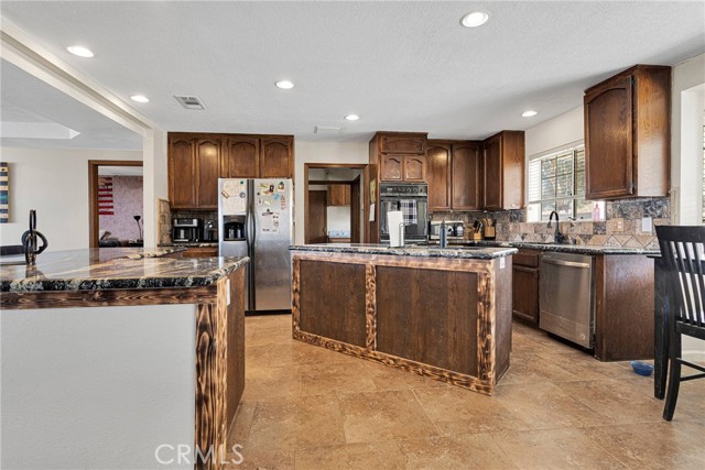 25733 Roundup Way, Apple Valley CA: https://media.crmls.org/medias/5b498073-e14c-46dc-83a8-b379ebfd34d4.jpg
