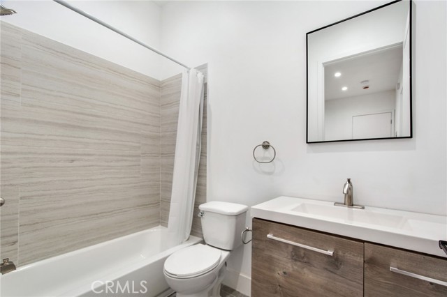 Detail Gallery Image 9 of 13 For 5512 Long Beach #B,  Long Beach,  CA 90805 - 2 Beds | 1 Baths
