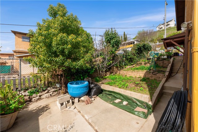 2750 Ballard Street, Los Angeles CA: https://media.crmls.org/medias/5b4bb536-5f44-4a4e-95cc-df0de4a2954b.jpg