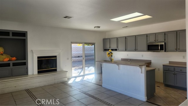 Detail Gallery Image 4 of 32 For 13849 Mimi Rd, Victorville,  CA 92392 - 5 Beds | 4 Baths