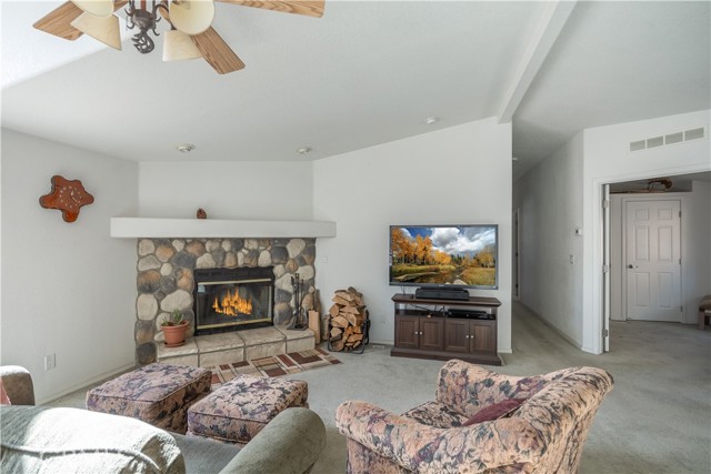 Detail Gallery Image 3 of 34 For 460 Sunset Ln, Sugarloaf,  CA 92386 - 3 Beds | 2 Baths