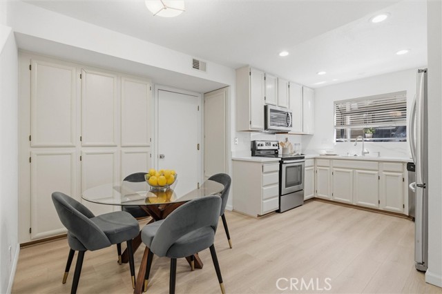 Detail Gallery Image 12 of 36 For 137 Redding Rd #B,  Campbell,  CA 95008 - 2 Beds | 2/1 Baths