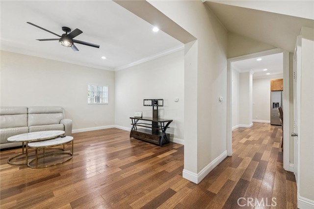 2104 Crenshaw Boulevard, Los Angeles CA: https://media.crmls.org/medias/5b4e42f8-19b1-48e6-a183-ac09112699eb.jpg