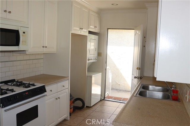 Detail Gallery Image 7 of 18 For 16805 Sherman Way, Lake Balboa,  CA 91406 - – Beds | – Baths