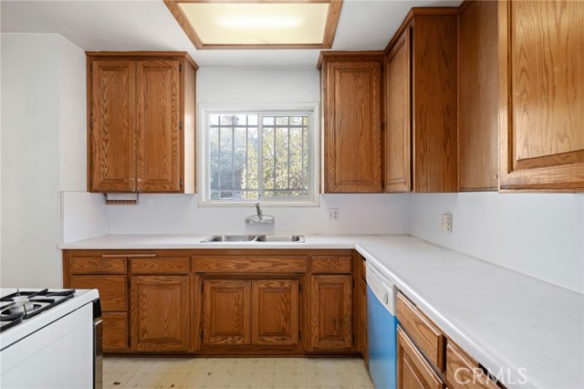 Detail Gallery Image 8 of 22 For 10342 Haskell Ave, Granada Hills,  CA 91344 - 3 Beds | 2 Baths