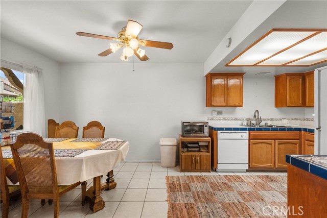 Detail Gallery Image 3 of 22 For 1836 E Avenue J2 #5,  Lancaster,  CA 93535 - 3 Beds | 3 Baths