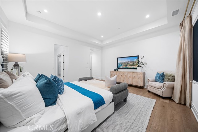 101 Lustro, Irvine CA: https://media.crmls.org/medias/5b574e8d-e7f1-4f7f-b9f9-84f371393b1d.jpg