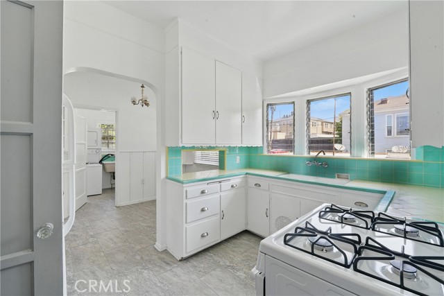 1327 S Burnside Avenue, Los Angeles CA: https://media.crmls.org/medias/5b5759a2-2c49-49e8-850f-164710d654be.jpg