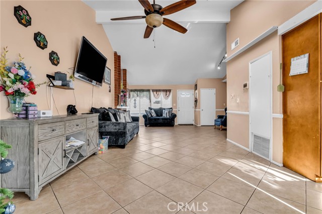 25790 Parada, Valencia CA: https://media.crmls.org/medias/5b591844-23c4-4229-a4df-d6c89075e31b.jpg