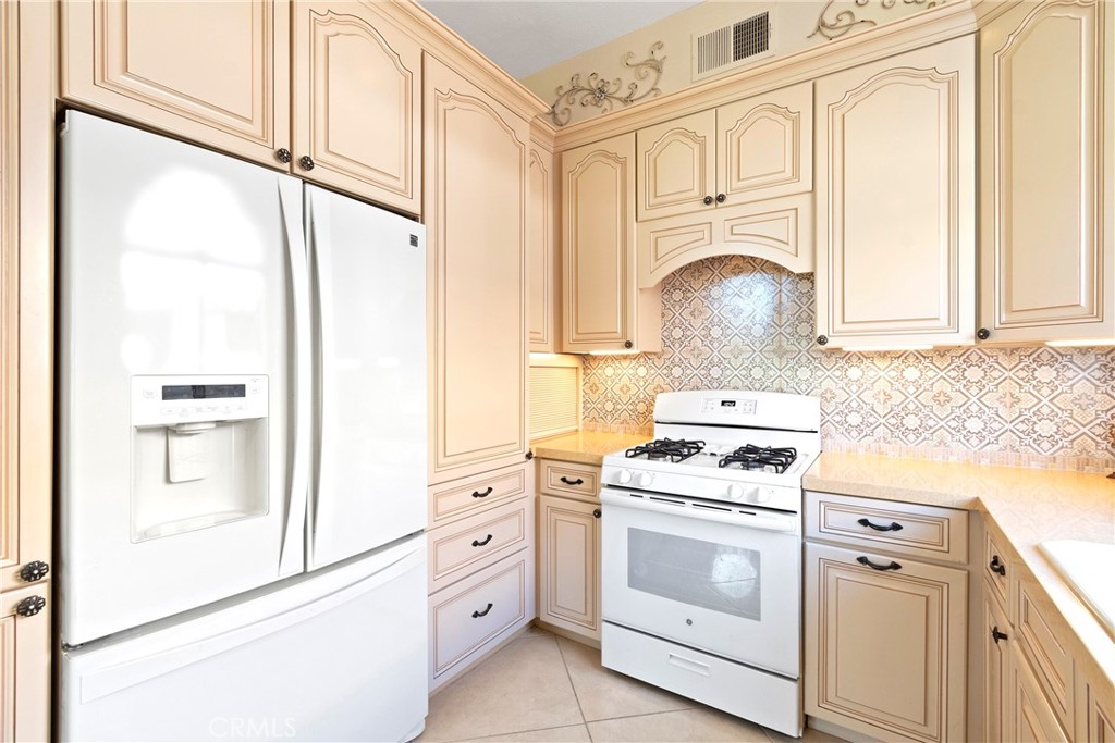 https://media.crmls.org/medias/5b5d9e3d-cfb6-48fb-b9b2-dfb6e1bdd885.jpg?preset=X-Large