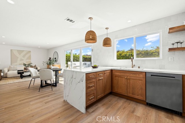 Detail Gallery Image 12 of 43 For 937 Carnation, Costa Mesa,  CA 92626 - 5 Beds | 3 Baths