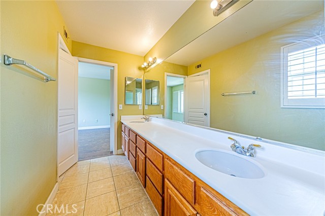 955 Blackberry Lane, Carson CA: https://media.crmls.org/medias/5b60c706-ec6c-48e4-a1ff-a7dba8c6dff1.jpg