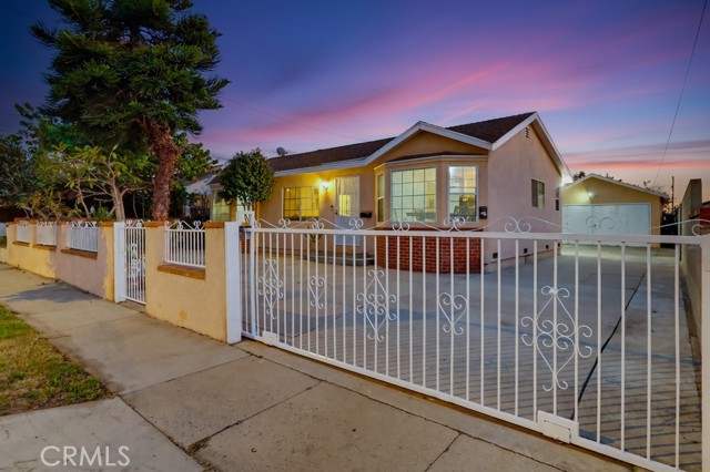 4322 W 105th Street, Inglewood CA: https://media.crmls.org/medias/5b614b12-31a9-4d86-a235-f5f1929434a2.jpg