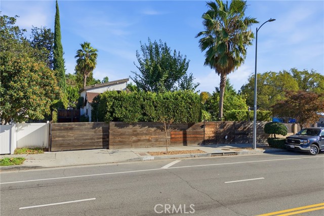 Detail Gallery Image 2 of 75 For 5526 Fulton, Sherman Oaks,  CA 91401 - 3 Beds | 3 Baths