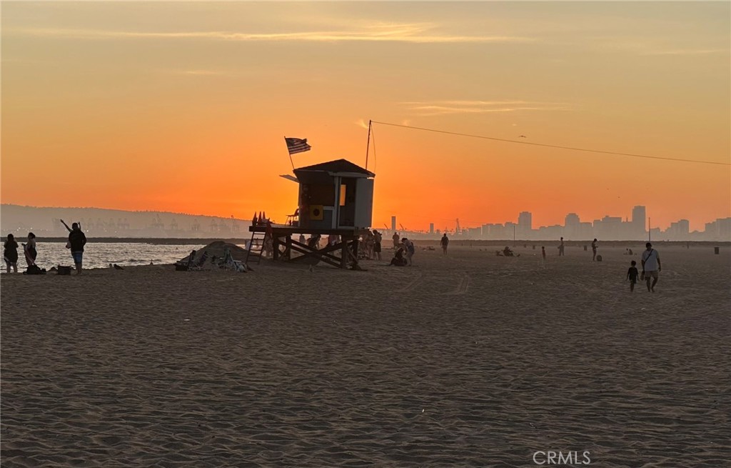 https://media.crmls.org/medias/5b67adfa-6498-41c1-bf6c-97d5002699fc.jpg?preset=X-Large