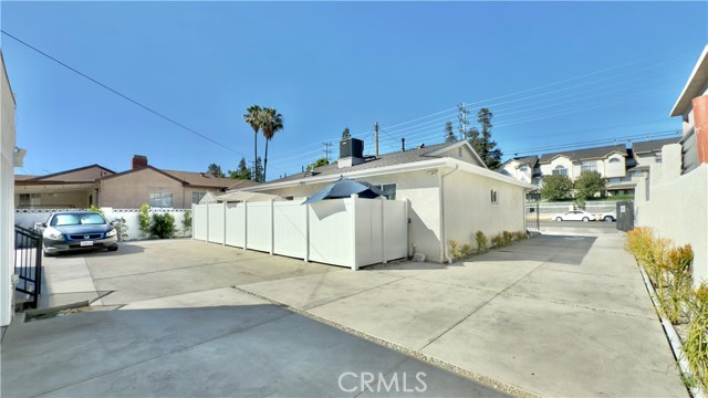 11125 Glenoaks Boulevard, Pacoima CA: https://media.crmls.org/medias/5b6afee7-d0dc-4452-a058-3a04b92bcede.jpg