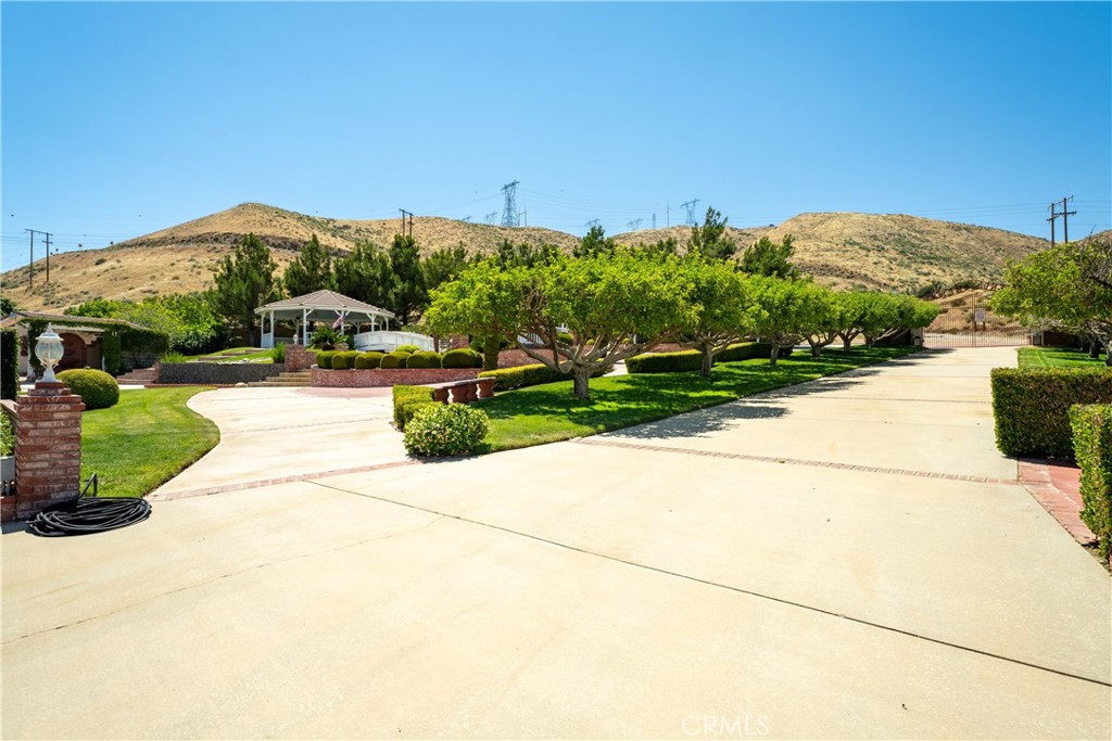 https://media.crmls.org/medias/5b6d3eb2-7761-4d36-b04f-088d26f4492e.jpg?preset=X-Large