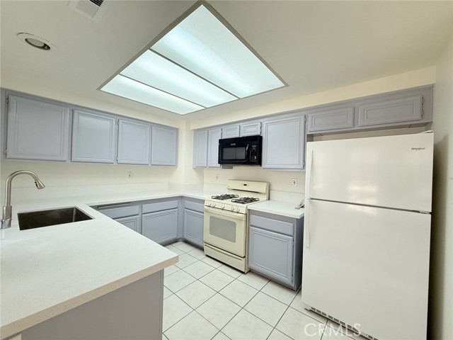 17 Rock Cliff Place, Phillips Ranch CA: https://media.crmls.org/medias/5b6e791d-0aba-4aae-89f9-583a3ab5ddc8.jpg