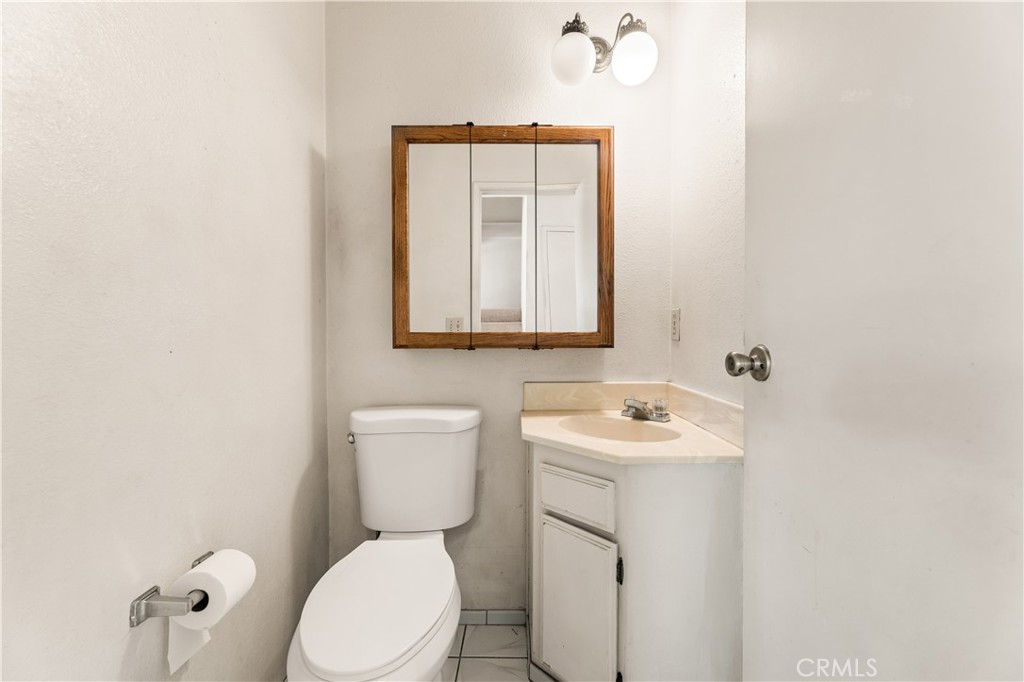 https://media.crmls.org/medias/5b70eeca-6f48-4373-a65b-9dc8ba098755.jpg?preset=X-Large