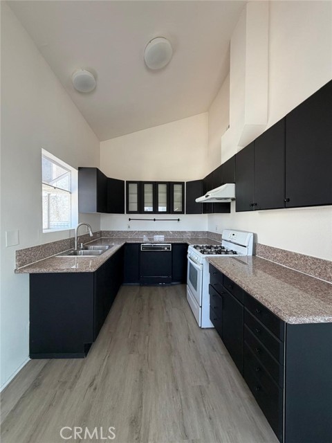 911 N Beaudry Avenue, Los Angeles CA: https://media.crmls.org/medias/5b714bf0-62e4-407f-8233-04401c444aa0.jpg